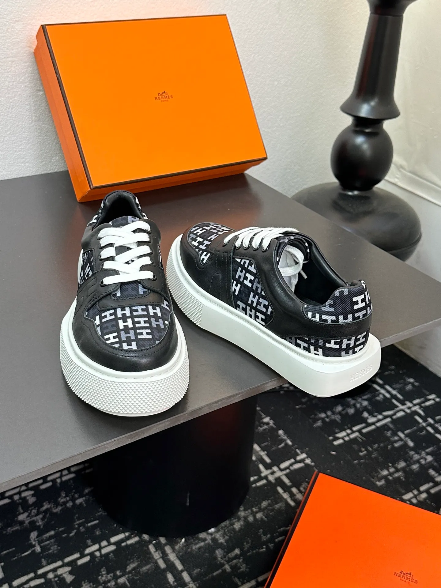 p700💰Men's shoes ❤️❤️Hermes top version# Hermès deep series couple's small white shoes casual skateboard shoes Stylish graphic design to create retro style Upper: cowhide material Lining: sheepskin lining Outsole: TPU outsole Size: 38-45